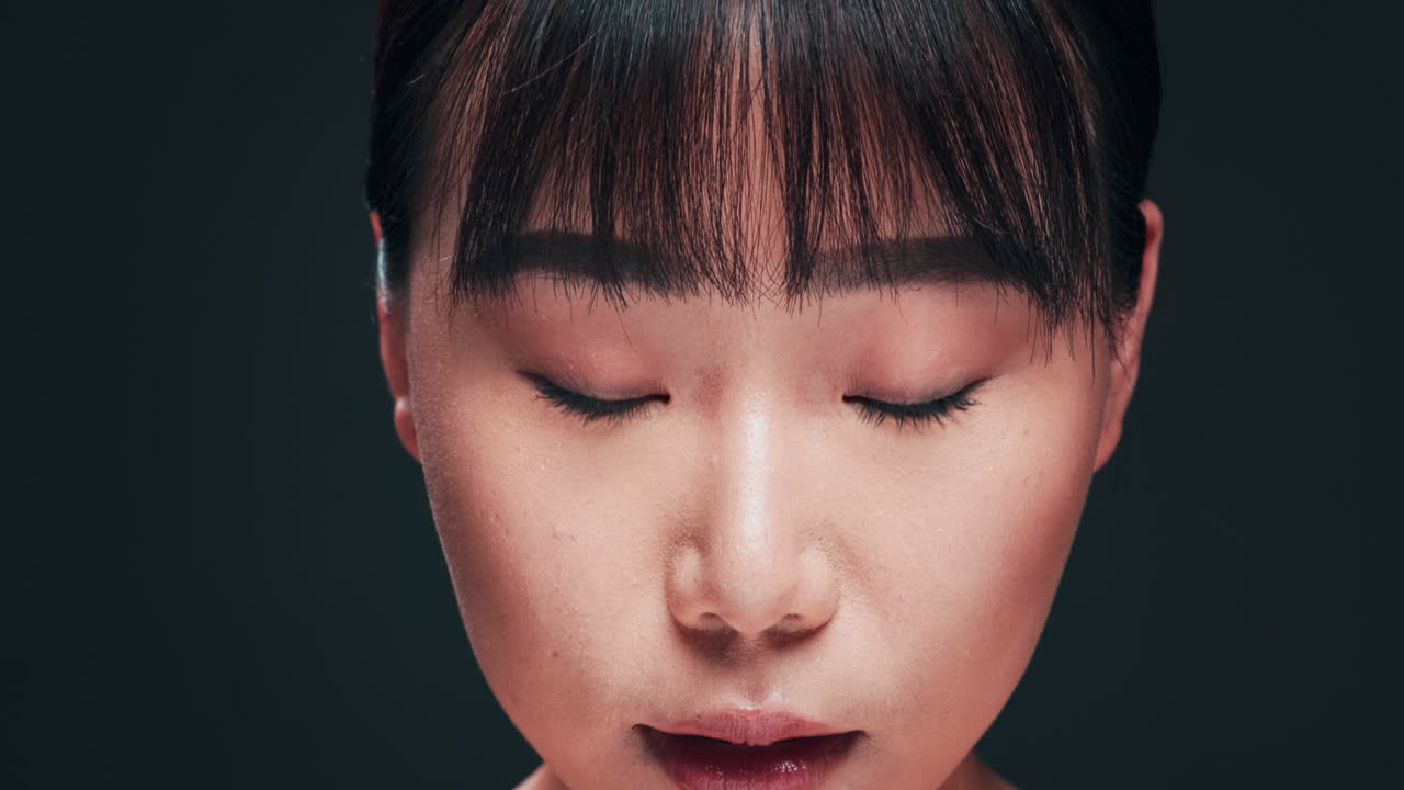 미소 짓는 아시아 여성의 클로즈업 초상화