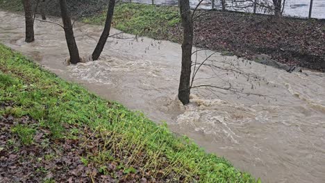 las fuerzas de la naturaleza desencadenaron el río furioso después de una fuerte lluvia