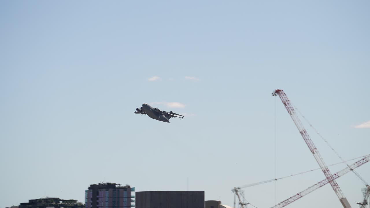 el c17 australiano sobrevuela la ciudad de brisbane
