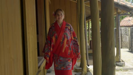 schöne lateinische junge frau trägt traditionelles ryusou-kimono-kleid in okinawa welt naha japan im holzhaus an einem sommertag