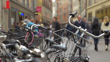 Parked-bicycles-and-crowded-city-street