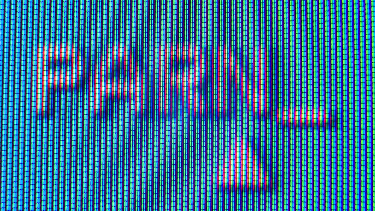 작동하는 오래된 아날로그 tv 화면의 픽셀을 클로즈업합니다. 빨간색, 파란색 및 녹색 점은 화면에 이미지를 만니다. 아날로그 레트로 tv 설정 메뉴는 극심한 클로즈 업입니다.