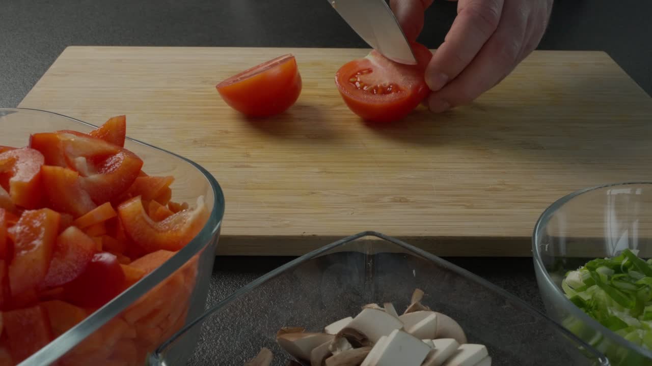 가정 주방에서 채소를 요리하는 것