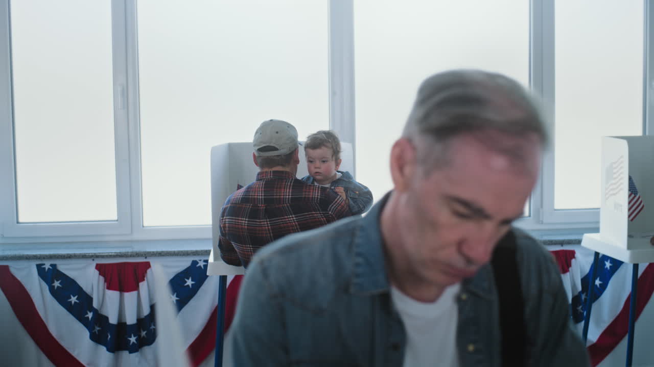 personas que votan en un centro de votación