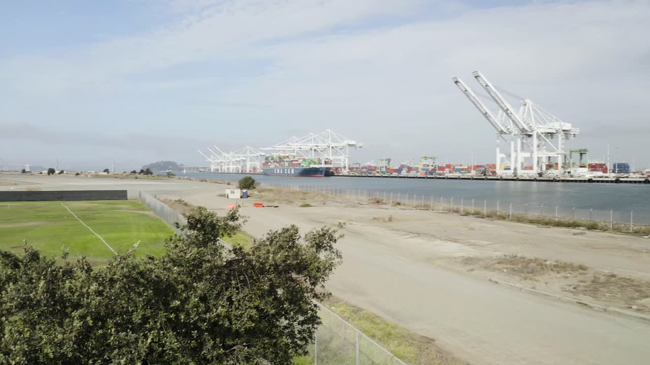 una revelación lenta de la industria naviera cerca del puerto y el puerto deportivo