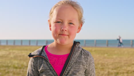 gesicht, urlaub und mädchen im strandpark im freien