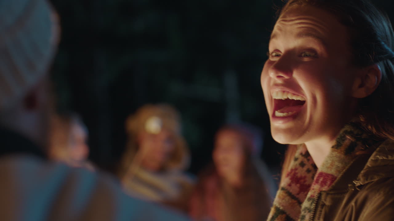 mujer feliz riendo charlando con un hombre conversando disfrutando de una conexión romántica coqueteando junto a una fogata 4k