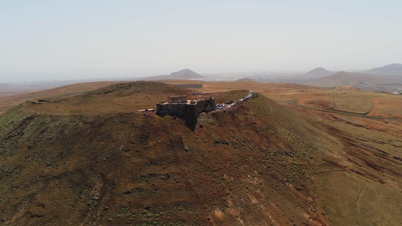 lanzarote 섬에 있는 화산 가장자리의 산타 바바라 성, 공중 드론 보기