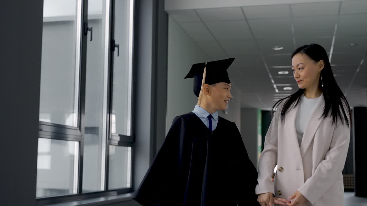 お母さんが息子と抱き合って歩く 2