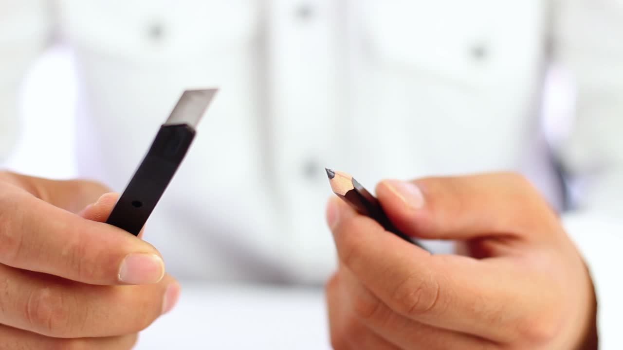 Studente che tempera una matita per l'istruzione