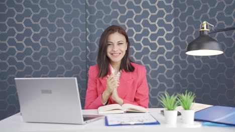 Young-business-woman-clapping.