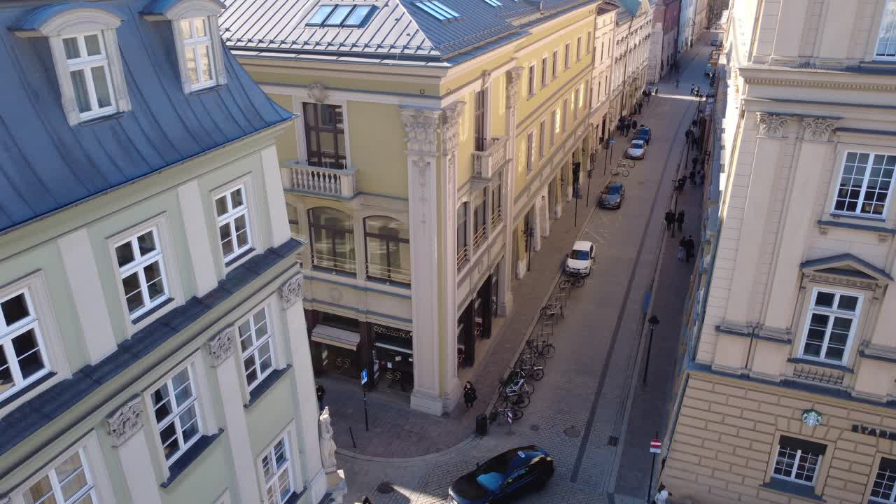 Vista Aerea di una Vivace Strada di Città Europea con Edifici Storici