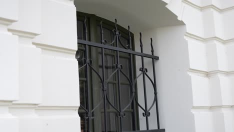 Detalles-Arquitectónicos-Del-Palacio-Jelgava---Ventana-De-Madera-De-Estilo-Antiguo-Con-Rejilla-Metálica