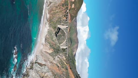 Una-Vista-Aérea-Del-Icónico-Puente-Bixby-A-Lo-Largo-De-La-Autopista-101-Cerca-De-Big-Sur,-California