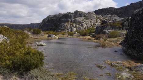 Runde-Lagunenlandschaft-In-Serra-Da-Estrela,-Portugal