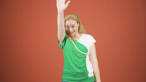 mujer feliz saludando a la cámara.