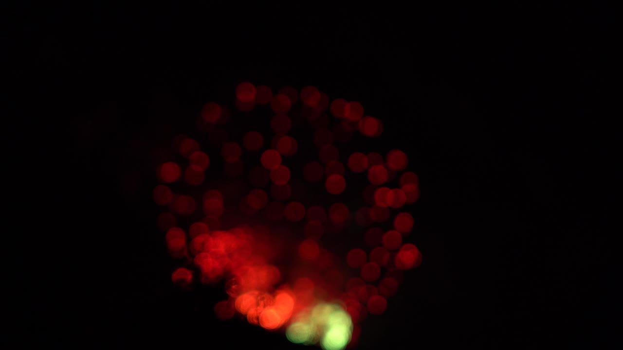 fondo de fuegos artificiales con bokeh. círculo rojo y verde