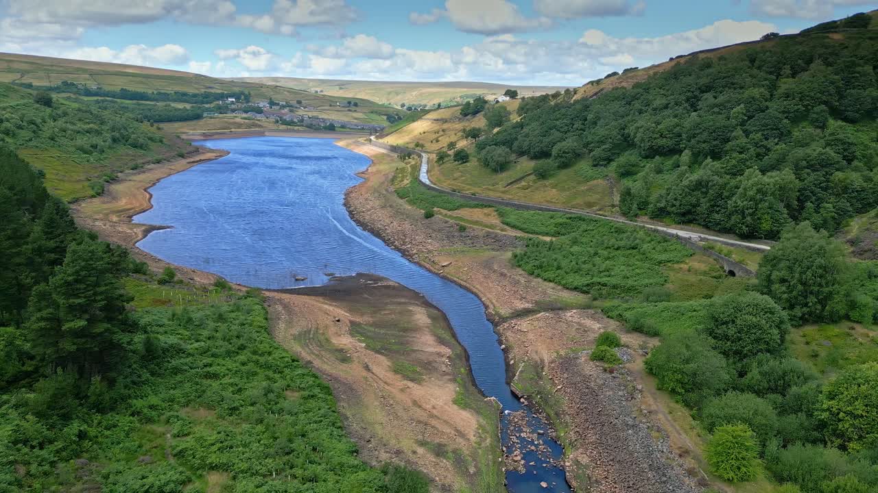 imágenes aéreas de la campiña de yorkshire con páramos de valles y lago de embalse, agua