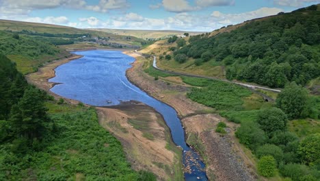 Imágenes-Aéreas-De-La-Campiña-De-Yorkshire-Con-Páramos-De-Valles-Y-Lago-De-Embalse,-Agua