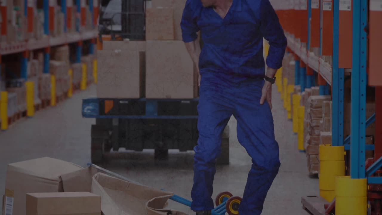 animación de formas que se mueven sobre la caída de un trabajador caucásico en un almacén