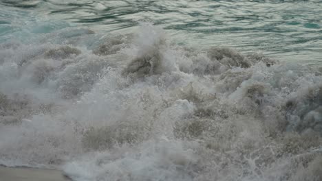 Olas-Rompiendo-En-La-Playa-De-Arena.-Primer-Plano,-Cámara-Lenta