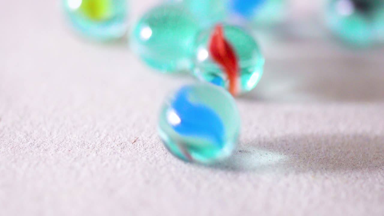 전통적인 다채로운 유리 구슬 게임 플레이, 대상에 영향, 수집 및 분리, 슬로우 모션