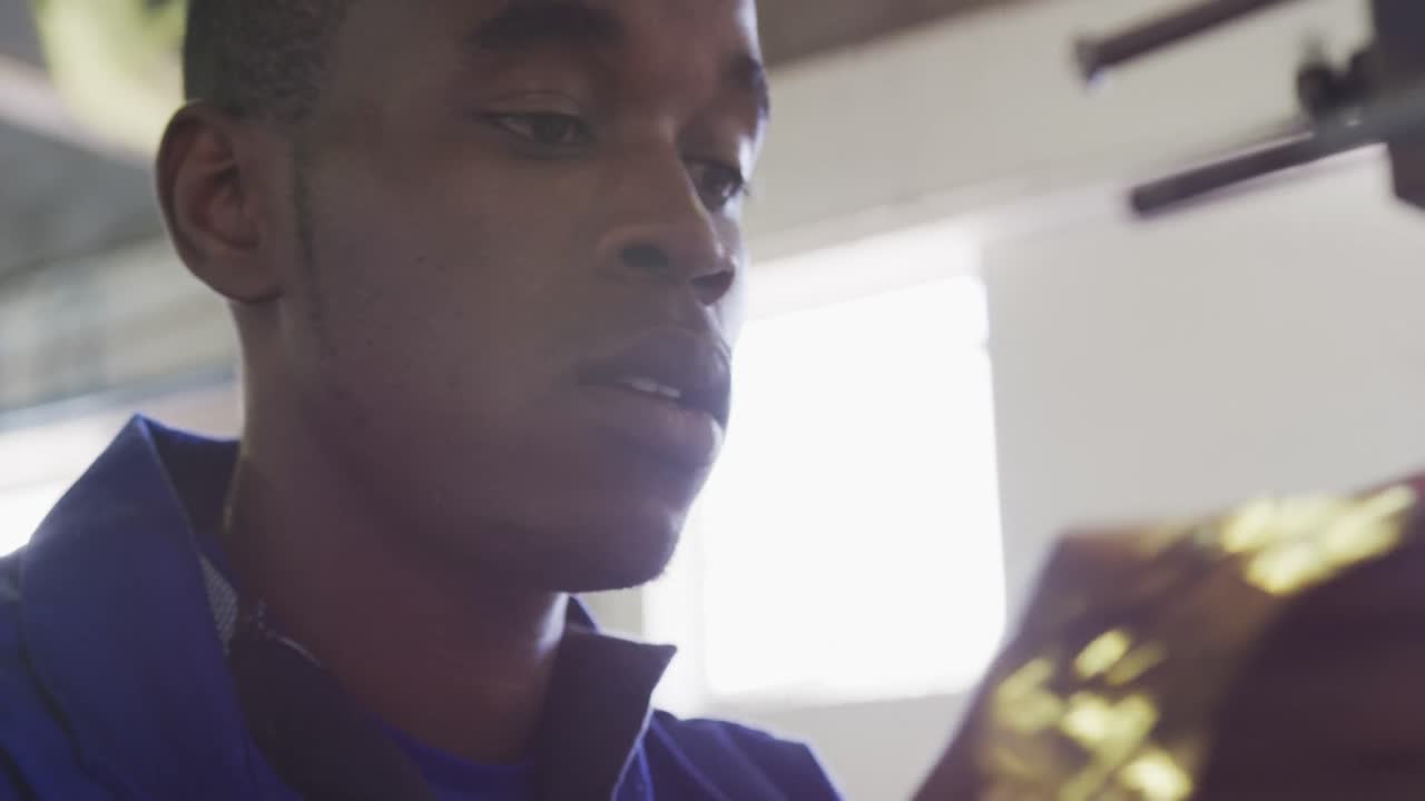 공장 에서 일 하는 근로자 의 가까운 모습