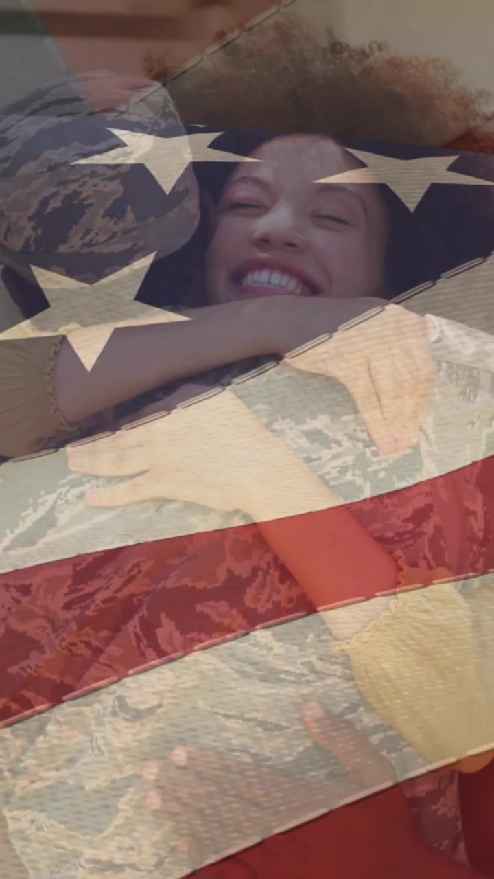 Animazione di un soldato uomo che abbraccia la famiglia sorridente su una bandiera americana.
