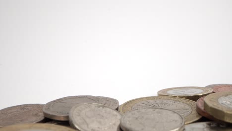 pila de monedas del reino unido en circulación sobre un fondo blanco