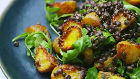 Rotierende-Salatplatte-Aus-Bratkartoffeln,-Rucola-Und-Linsen