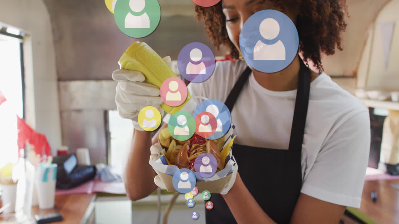 animación de los iconos de las personas de las redes sociales sobre una mujer afroamericana que sirve comida rápida
