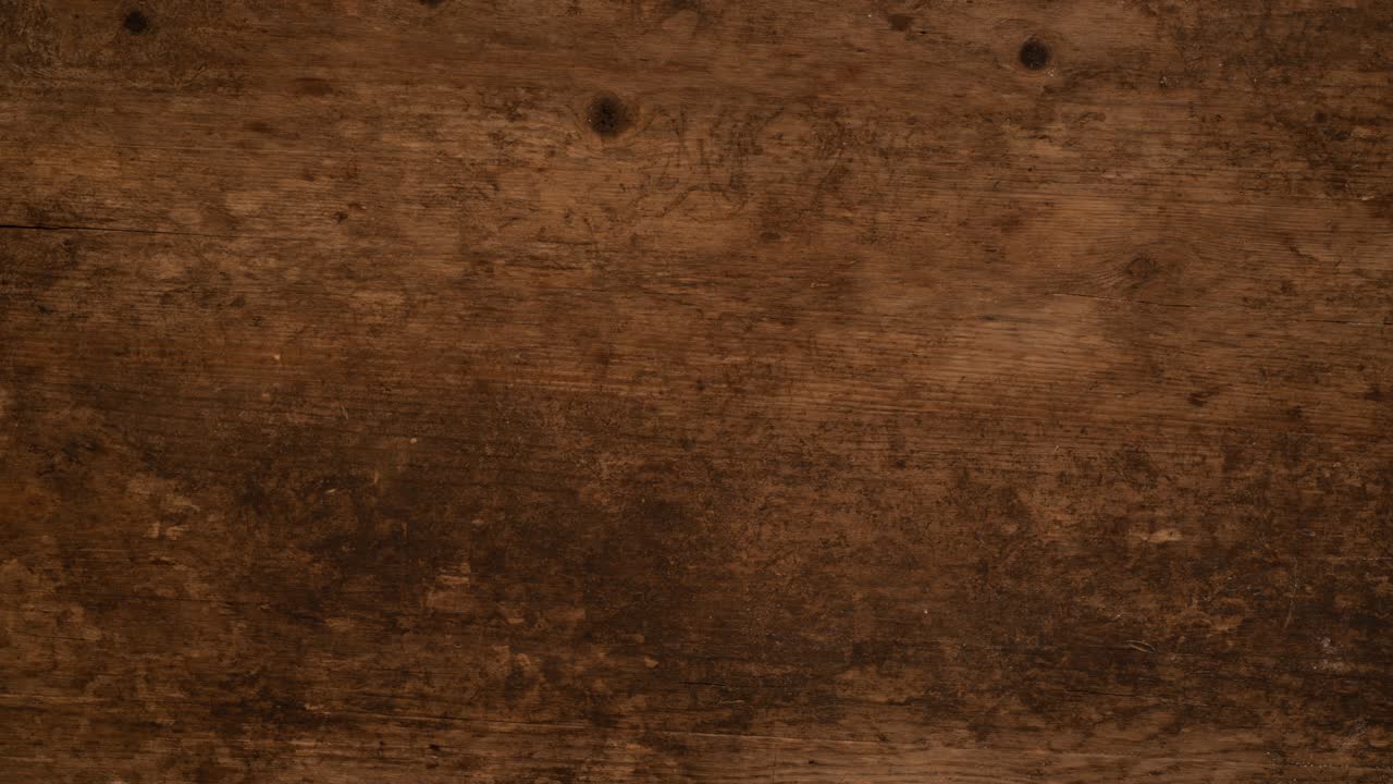 desempaquetar y envolver una pieza de papel cuadrada sobre un fondo de madera. doblar y desplegar papel en blanco cuadrado sobre un panel de madera.