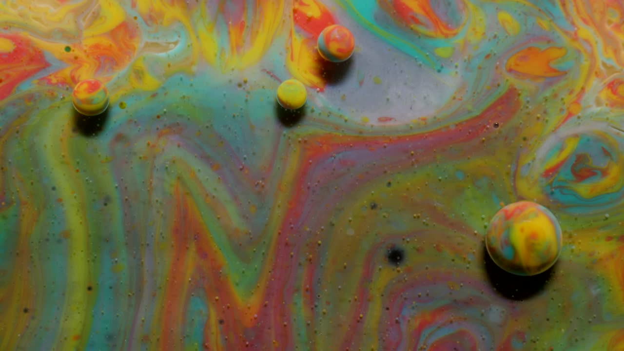 coloridas burbujas brillantes aceite hermosa pintura universo color movimiento multicolorido. pintura acrílica. universo espacial, física cuántica. fantástica superficie hipnótica. reacción química de metamorfosis.
