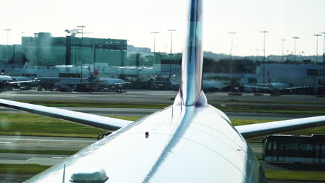 primer plano de un avión comercial calentándose en el aeropuerto de sydney