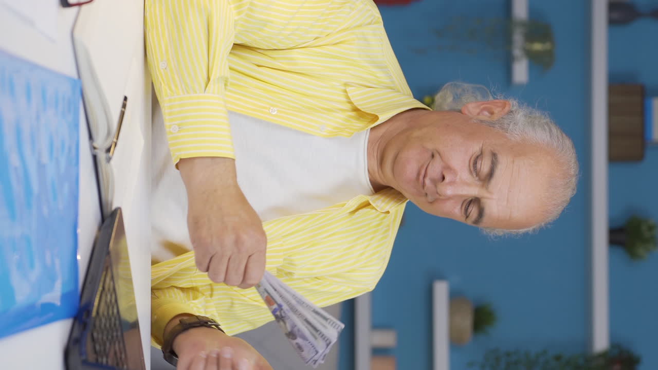 홈 오피스 근로자의 수직 비디오  ⁇ 은이 자랑스럽고, 돈 행복.