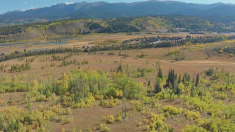 Imágenes-Aéreas-De-La-Madrugada-En-El-Lago-De-Montaña-En-La-Sombra-En-El-Gran-Lago-Colorado-Con-Los-Colores-Del-Otoño-Apenas-Comenzando