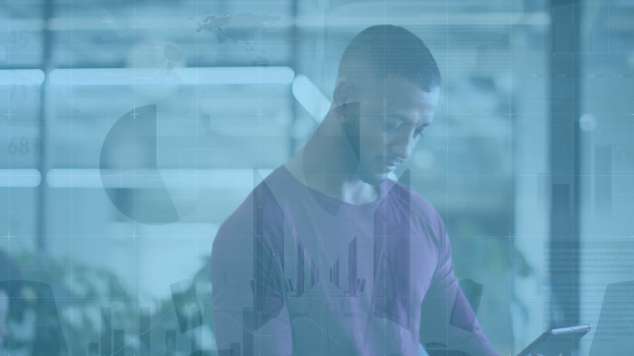 Animazione dell'elaborazione di dati finanziari su un uomo d'affari birazziale che usa un tablet in ufficio