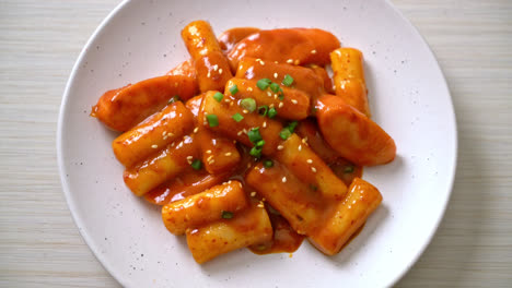 Koreanische-Reiskuchenstange-Mit-Wurst-In-Scharfer-Sauce---Tteokbokki