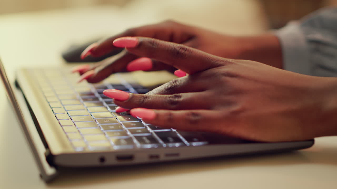 freelancer escribiendo nuevos detalles de la historia