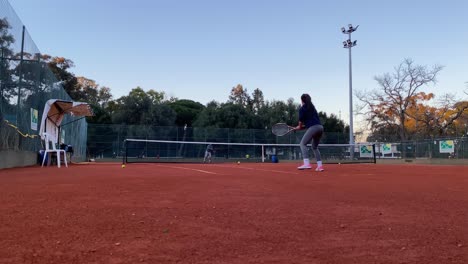 Tennisspieler-Kehrt-Zurück-Und-Feiert-Großartigen-Schlag-Auf-Dem-Monsanto-Platz