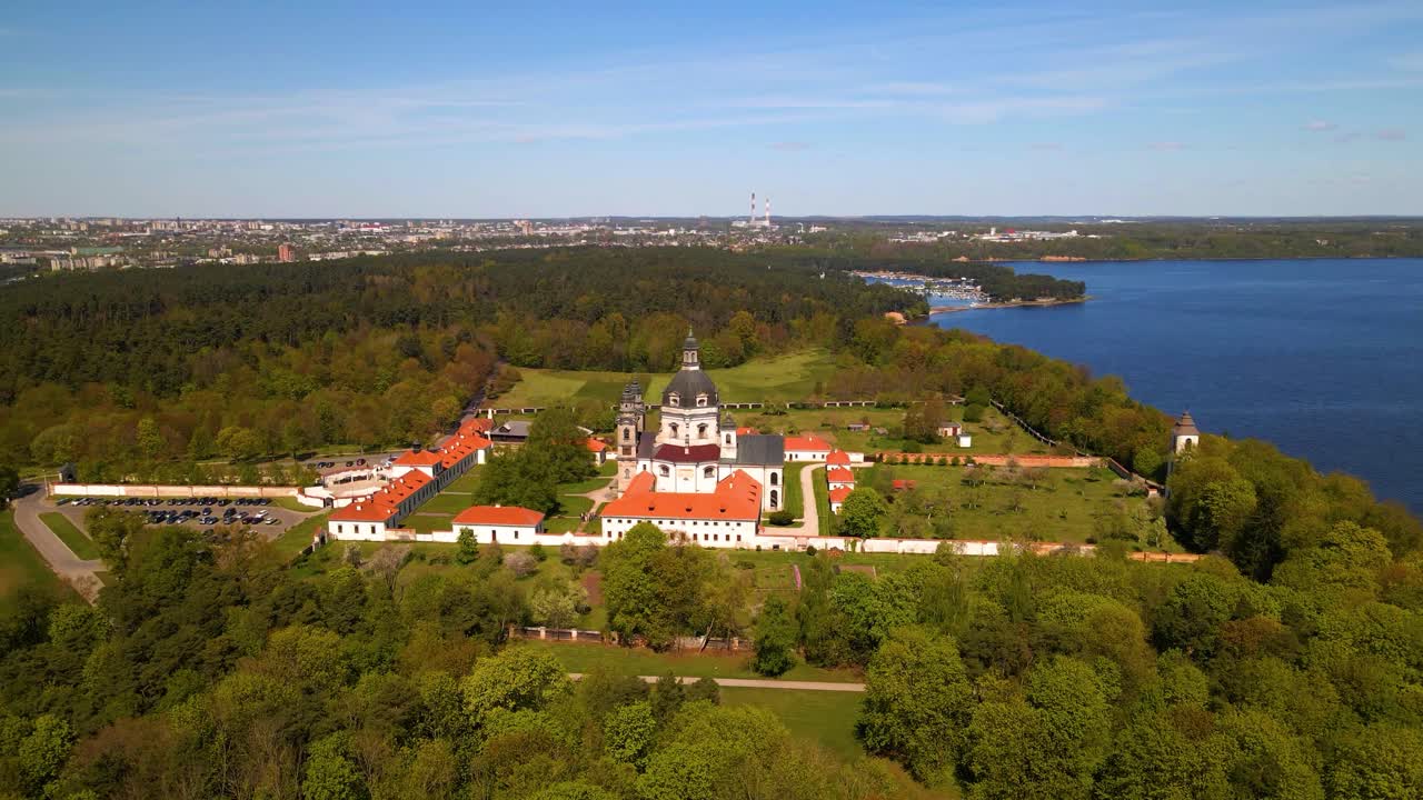toma aérea del antiguo monasterio de pazaislis y la iglesia y el bosque en un día soleado con un cielo azul y despejado, en kaunas, lituania, toma de paralaje