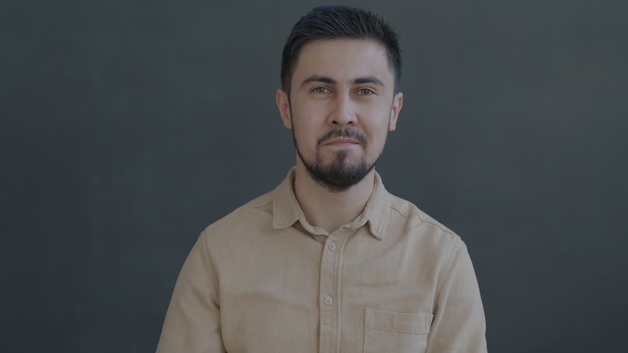 hombre en postura pensativa