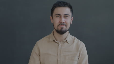 человек в задумчивой позе
