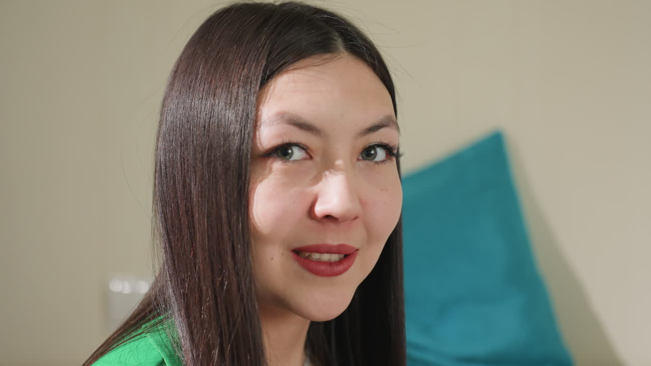 여성이 카메라를 보면서 편안하게 채팅하고 있어요. 여성 브이로거가 침실에서 직접 편안하게 소통하고, 아시아 여성이 침실에서 자연스럽게 카메라를 보면서 이야기하는 비공식적인 녹화 영상이에요.