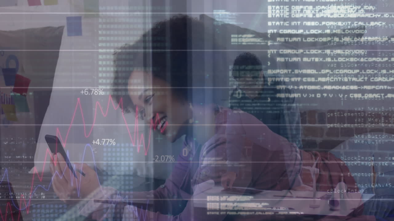 animación de gráficos, lenguaje informático y códigos binarios, mujer y hombre asiáticos usando tecnología