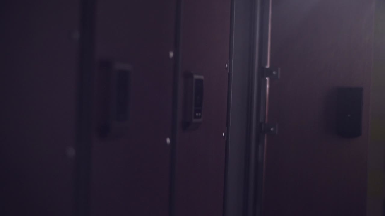 persona que abre un casillero