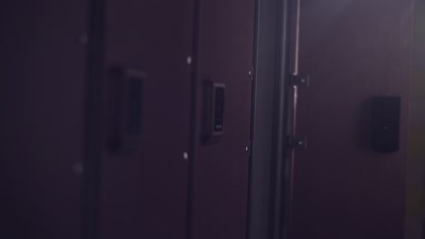 persona que abre un casillero
