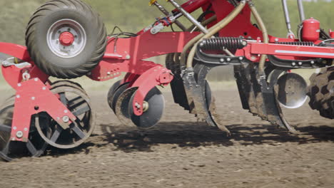 Maquinaria-Agrícola-Que-Hace-Semillas-De-Dispersión.-Máquina-De-Sembrar-Trabajando-En-El-Campo