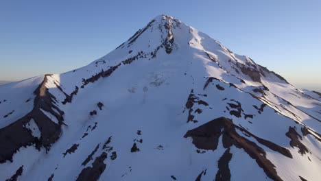 tiro de dron de una montaña nevada
