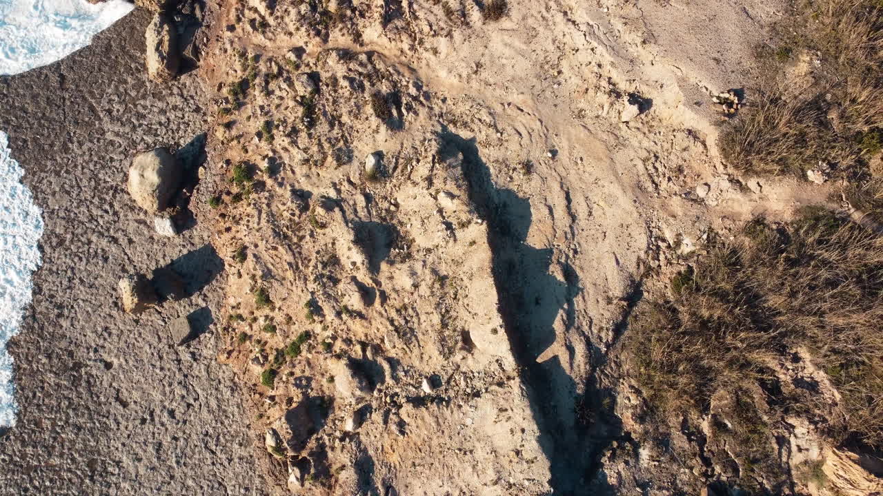 fotografía de la costa de portugal con las olas del mar